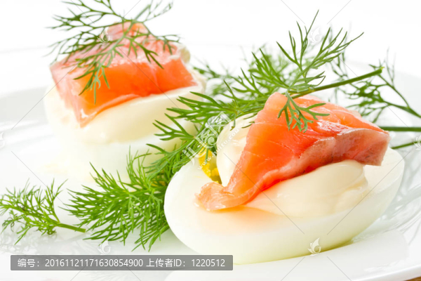雞蛋和咸鱒魚