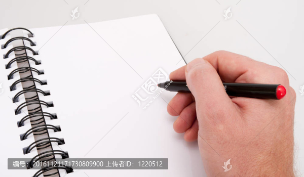 打開筆記本和帶有標記的手