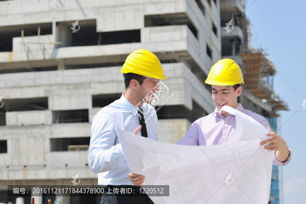 建筑工地上的建筑師團(tuán)隊(duì)