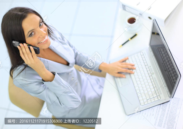 漂亮的女商人在辦公室里的電話