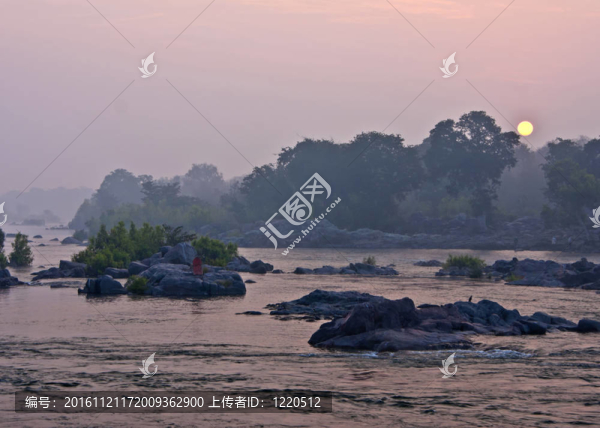 太陽升起在叢林中，在印度的orccha,Betwa河。