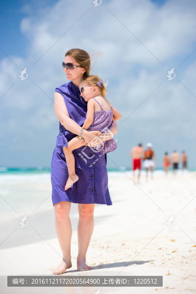 母親和女兒在海灘上