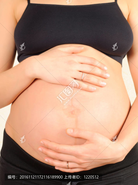孕婦擁抱肚腹