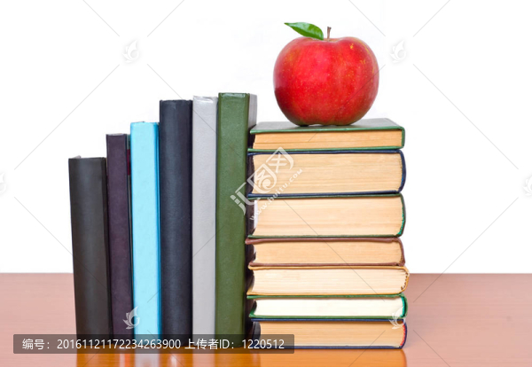 蘋果與白色隔絕的書塔