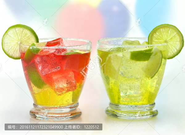 有冰和石灰的雞尾酒