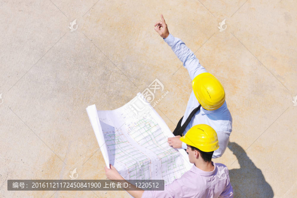 建筑工地上的建筑師團(tuán)隊(duì)