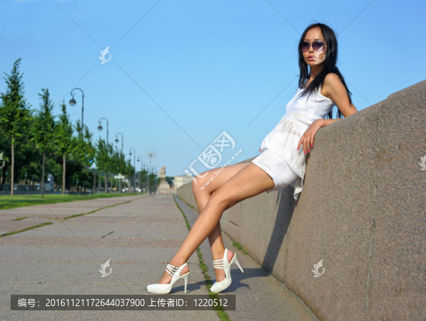亞洲女性近墻
