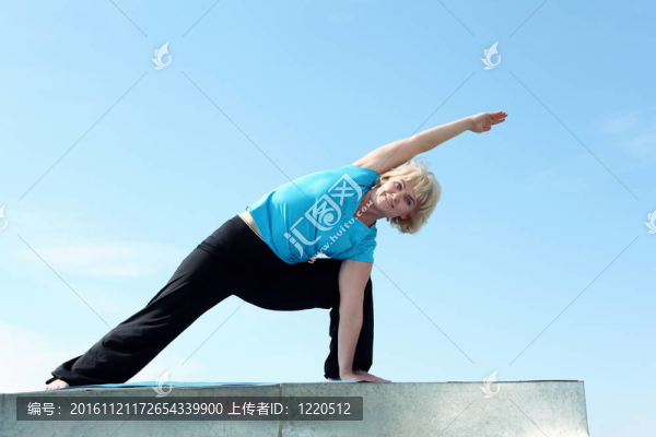 一位做瑜伽的老太太的肖像