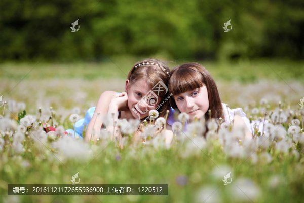 兩個女孩在公園里玩
