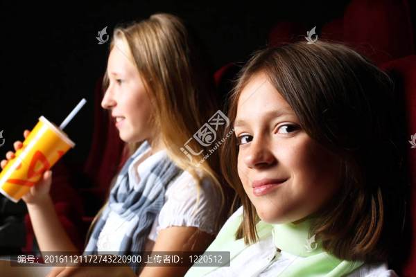 兩個(gè)年輕女孩在電影院里看電影