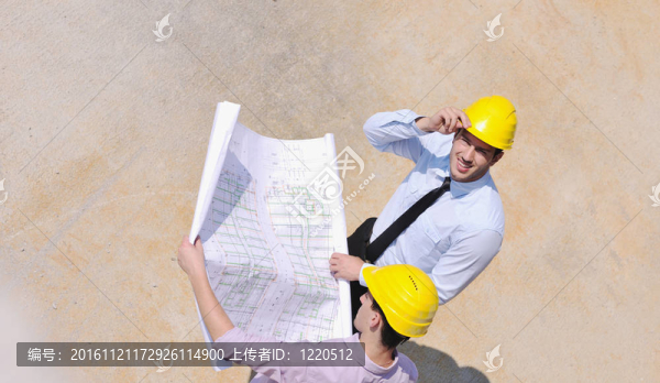 建筑工地上的建筑師團(tuán)隊(duì)