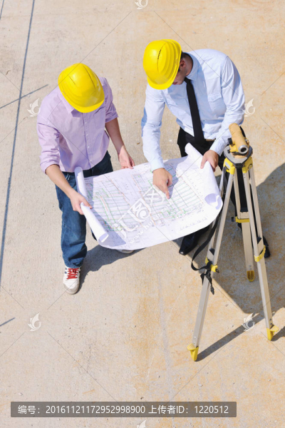建筑工地上的建筑師團(tuán)隊(duì)