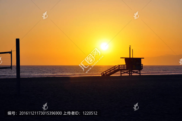 隨著日落救生塔