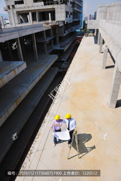 建筑工地上的建筑師團(tuán)隊(duì)