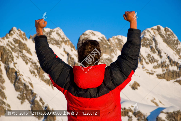 在冬天的山上遠足