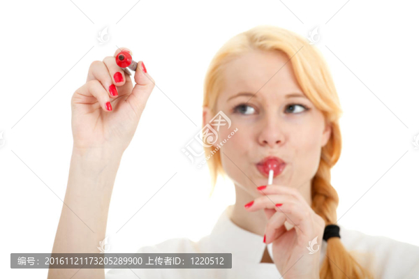 準備在白色的制服保持棒棒糖寫女廚師