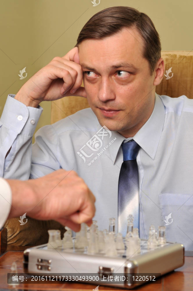 年輕商人下棋