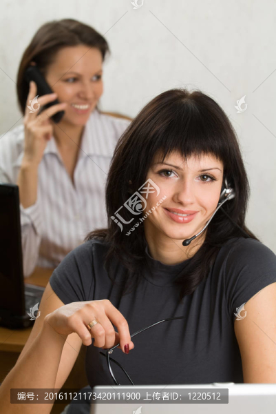 在辦公室的年輕女性的兩