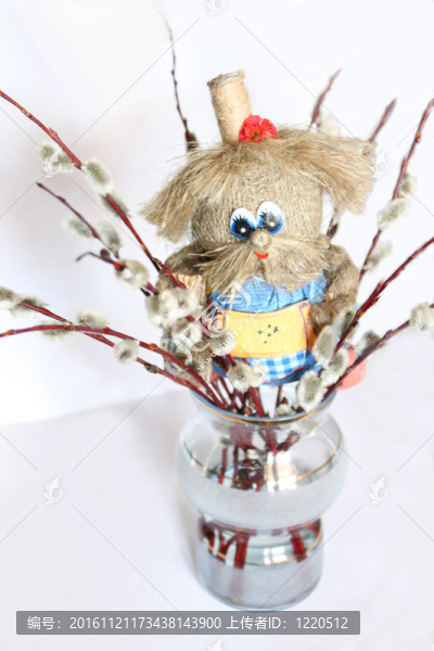 玻璃花瓶里的柳樹和玩具