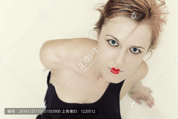 美麗的年輕女人化妝