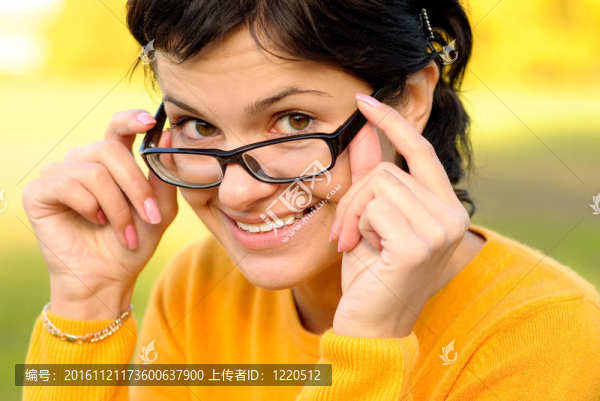 戴眼鏡的女孩的肖像