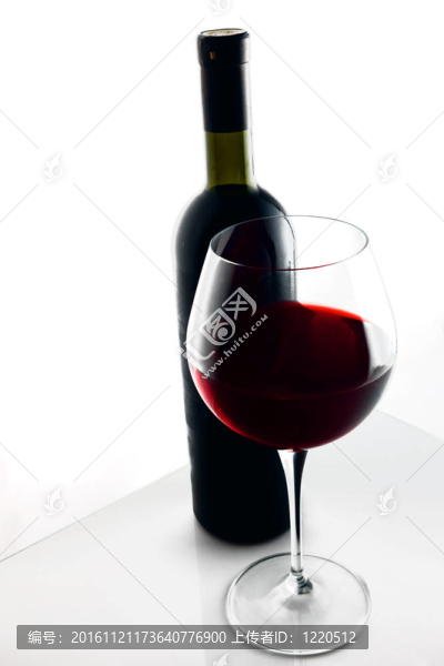 格拉斯和一瓶紅葡萄酒。