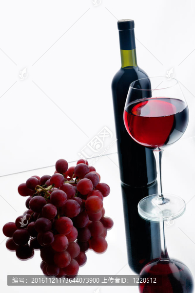 格拉斯和一瓶紅葡萄酒。