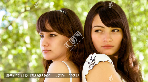 兩個(gè)女孩在樹(shù)林里
