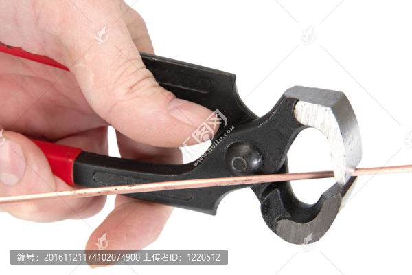 男人的手不停的鉗工工具；孤立在白色背景