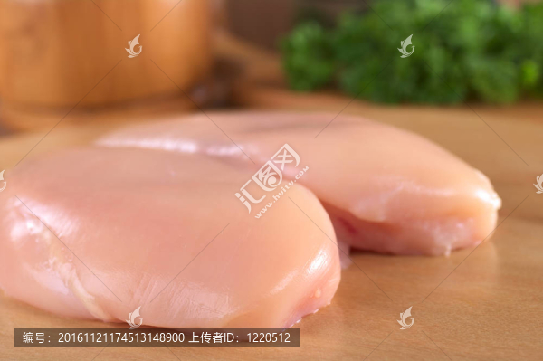 生雞胸肉與木砂漿和新鮮香菜在后面（選擇性重點；重點前面的肉）