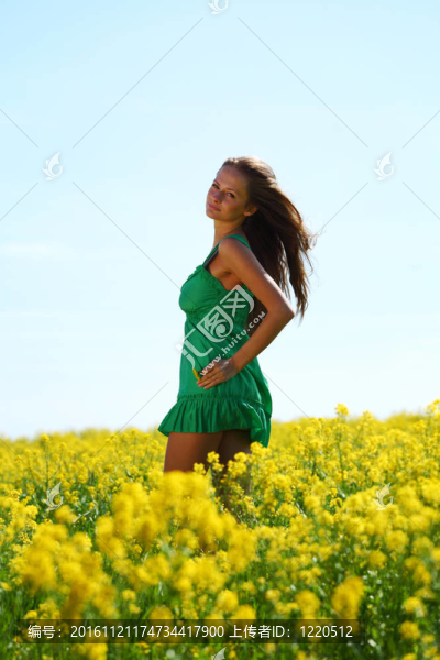 油菜上的女人