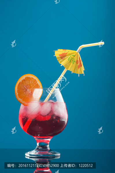 紅色雞尾酒喝加冰塊
