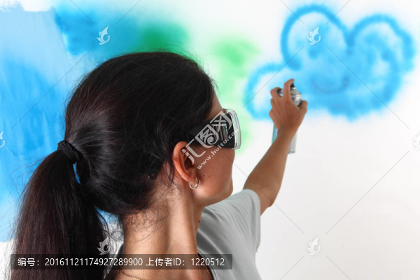 女人畫墻