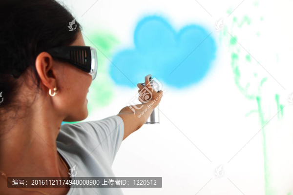 女人畫(huà)墻