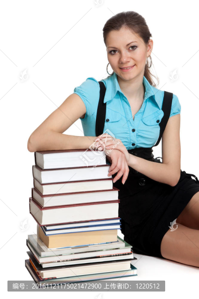 漂亮的學生手里拿著很多書