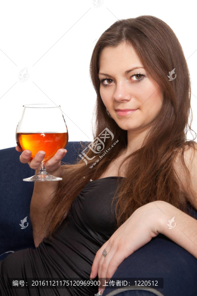 女人拿著一杯酒