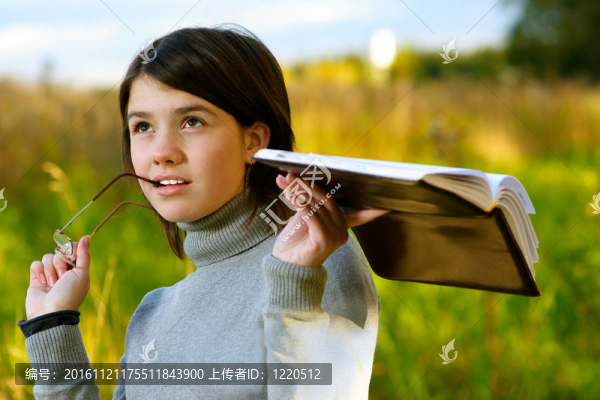 帶書的女孩的肖像