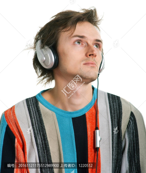 耳機毛茸茸的男人