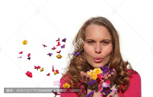 夏天或春天的女人帶著花