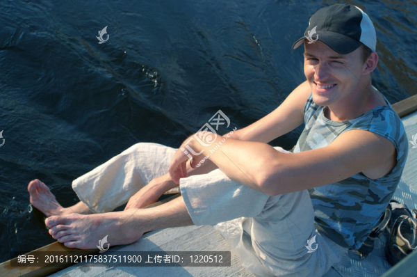 微笑的男人反對這條河
