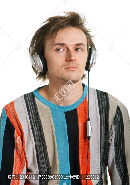 耳機毛茸茸的男人