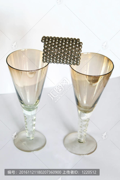 磁球和酒杯