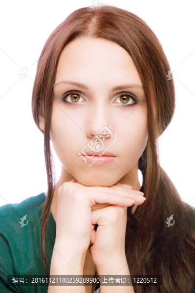 頭發(fā)蓬松的女孩的畫像