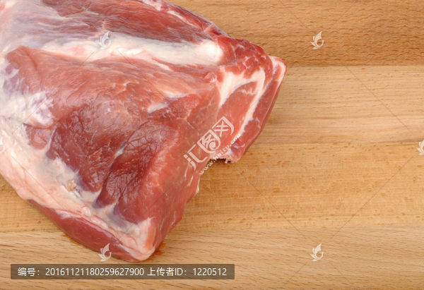 在一個切割板上的肉