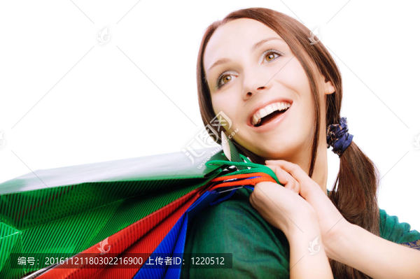 年輕漂亮的微笑女人與購買