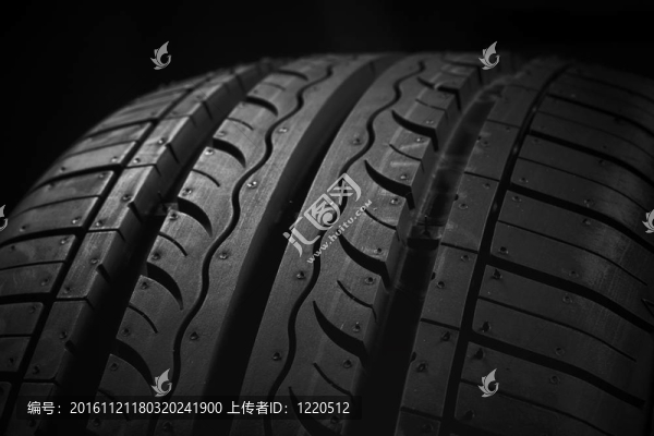 黑色背景車輪胎
