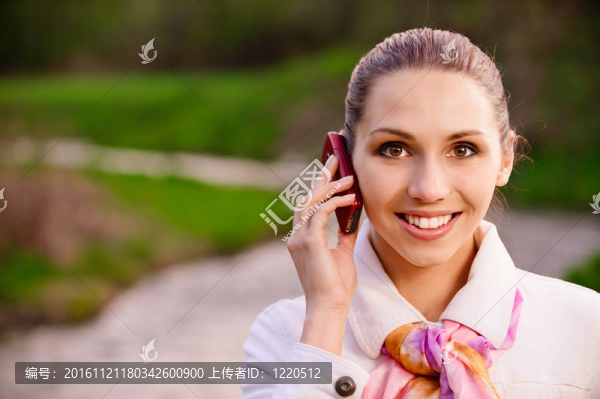 穿白大衣的女孩