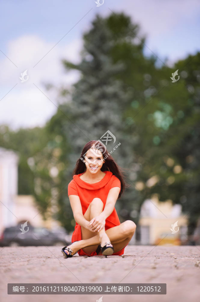 穿著紅裙子的年輕迷人的女人