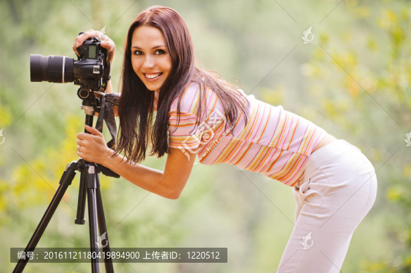 漂亮的女孩帶相機