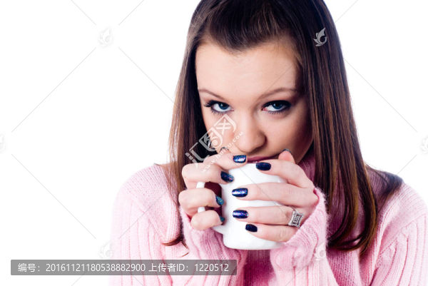 帶著杯子的年輕女人